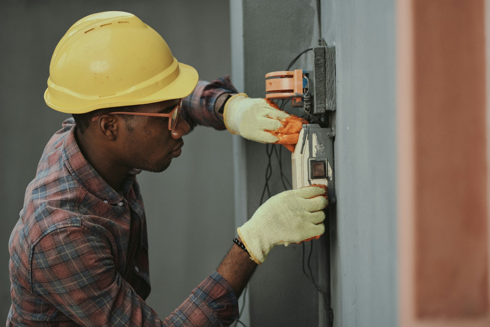 Electricista trabajando en una instalación eléctrica