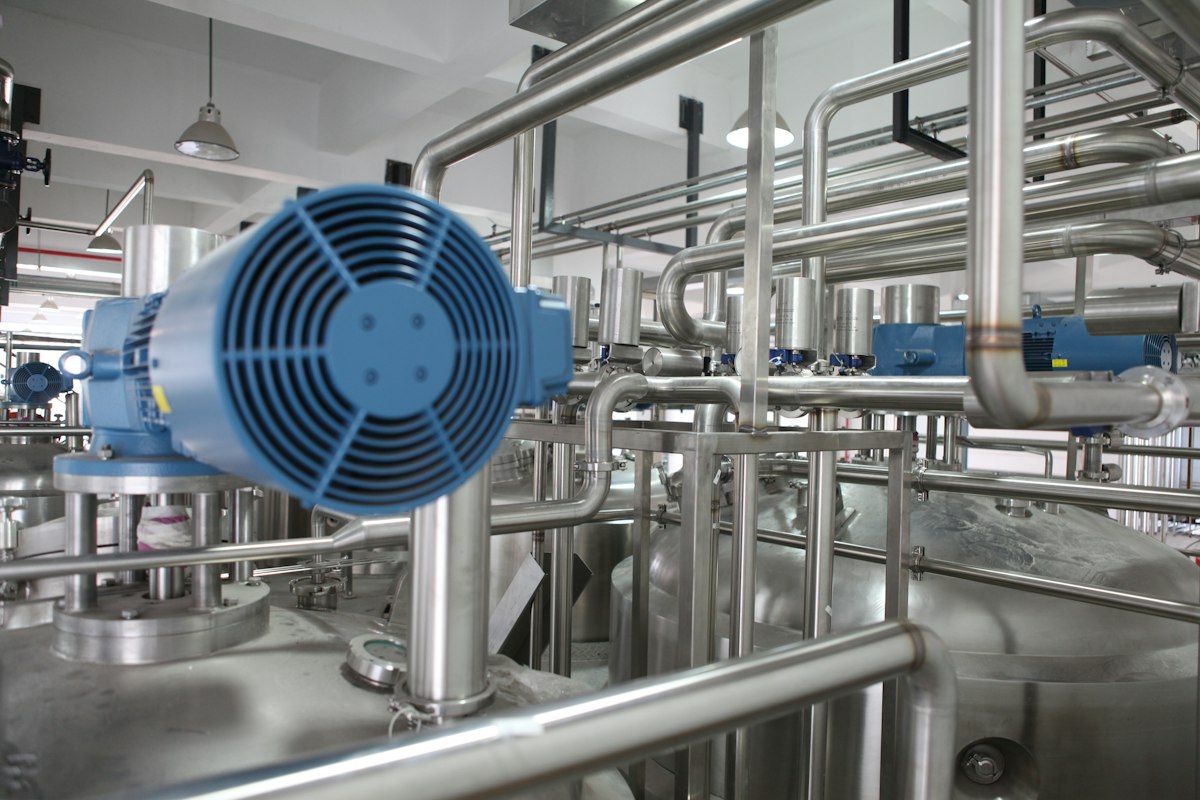 Instalación industrial con cuadros y líneas eléctricas